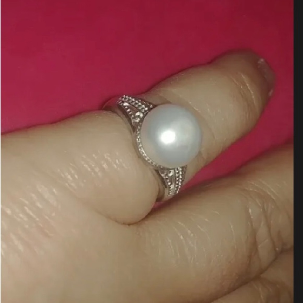 925 Big Beautiful real fresh water Pearl sz 7 designer